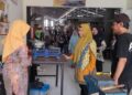 Tim Dinas Perdagangan, Koperasi dan UKM (Disdagkop dan UKM) Kabupaten Kendal mendampingi pedagang untuk tera ulang timbangan di Pasar Pagi Kaliwungu pada Selasa/Lingkarjateng.id)