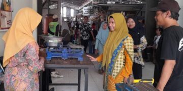 Tim Dinas Perdagangan, Koperasi dan UKM (Disdagkop dan UKM) Kabupaten Kendal mendampingi pedagang untuk tera ulang timbangan di Pasar Pagi Kaliwungu pada Selasa/Lingkarjateng.id)