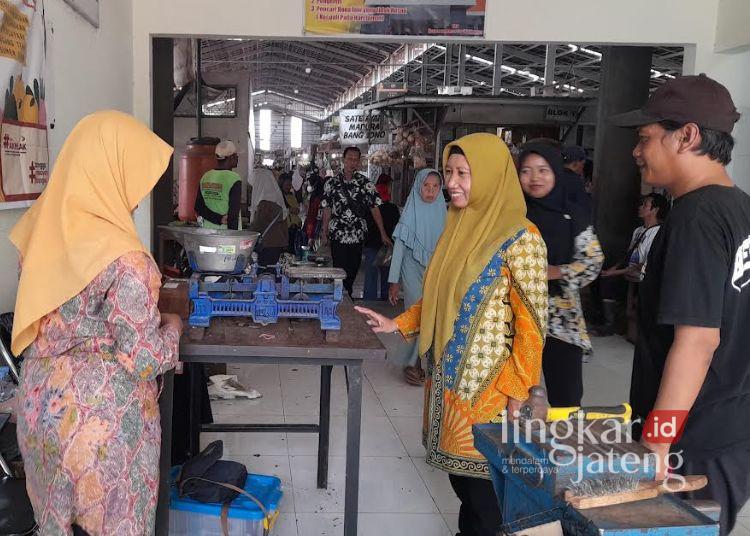 Pertahankan Predikat Pasar Tertib Ukur, Disdagkop Kendal Sidang Tera Ulang di Kaliwungu 25 Tim Dinas Perdagangan, Koperasi dan UKM (Disdagkop dan UKM) Kabupaten Kendal mendampingi pedagang untuk tera ulang timbangan di Pasar Pagi Kaliwungu pada Selasa/Lingkarjateng.id)