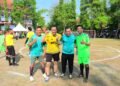 Plt Bupati Pekalongan, Sukirman, saat tampil langsung membela tim Setda pada pembukaan Turnamen Sepak Bola Mini U40+ di Lapangan Belakang Kantor Setda, Kecamatan Kajen, Kamis, 13 Agustus 2026. (Fahri Akbar/Lingkarjateng.id)
