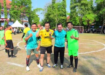 Buka Turnamen Sepak Bola Mini Antar ASN, Plt Bupati Pekalongan Langsung Ikut Perkuat Tim Setda 25 Plt Bupati Pekalongan, Sukirman, saat tampil langsung membela tim Setda pada pembukaan Turnamen Sepak Bola Mini U40+ di Lapangan Belakang Kantor Setda, Kecamatan Kajen, Kamis, 13 Agustus 2026. (Fahri Akbar/Lingkarjateng.id)