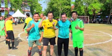 Plt Bupati Pekalongan, Sukirman, saat tampil langsung membela tim Setda pada pembukaan Turnamen Sepak Bola Mini U40+ di Lapangan Belakang Kantor Setda, Kecamatan Kajen, Kamis, 13 Agustus 2026. (Fahri Akbar/Lingkarjateng.id)