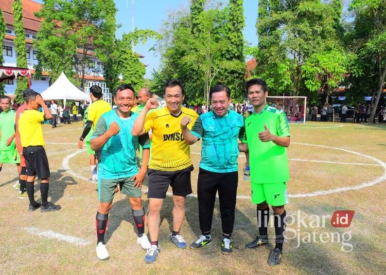Buka Turnamen Sepak Bola Mini Antar ASN, Plt Bupati Pekalongan Langsung Ikut Perkuat Tim Setda 25 Plt Bupati Pekalongan, Sukirman, saat tampil langsung membela tim Setda pada pembukaan Turnamen Sepak Bola Mini U40+ di Lapangan Belakang Kantor Setda, Kecamatan Kajen, Kamis, 13 Agustus 2026. (Fahri Akbar/Lingkarjateng.id)
