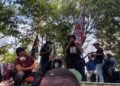 Tokoh Aliansi Masyarakat Pati Bersatu (AMPB), Supriyono alias Botok, memimpin orasi dalam demo Agustus 2025 di depan kantor DPRD Pati. (dok for Lingkarjateng.id)