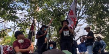 Tokoh Aliansi Masyarakat Pati Bersatu (AMPB), Supriyono alias Botok, memimpin orasi dalam demo Agustus 2025 di depan kantor DPRD Pati. (dok for Lingkarjateng.id)