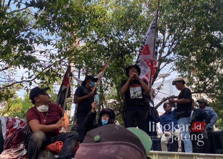 Polemik Cek Sound Horeg di Reuni Akbar AMPB, Kondusivitas dan Potensi Gesekan Jadi Sorotan 25 Tokoh Aliansi Masyarakat Pati Bersatu (AMPB), Supriyono alias Botok, memimpin orasi dalam demo Agustus 2025 di depan kantor DPRD Pati. (dok for Lingkarjateng.id)