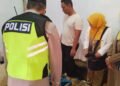 Mahasiswa Pekalongan Ditemukan Meninggal di Posko KKN, Sempat Begadang Sambil Ngopi 26 Polisi bersama petugas medis mengevakuasi jenazah mahasiswa ITS NU yang meninggal di Posko KKN di Desa Sawangan, Kecamatan Doro, Kabupaten Pekalongan, Senin, 10 Agustus 2026. (Polres Pekalongan/Lingkarjateng.id)