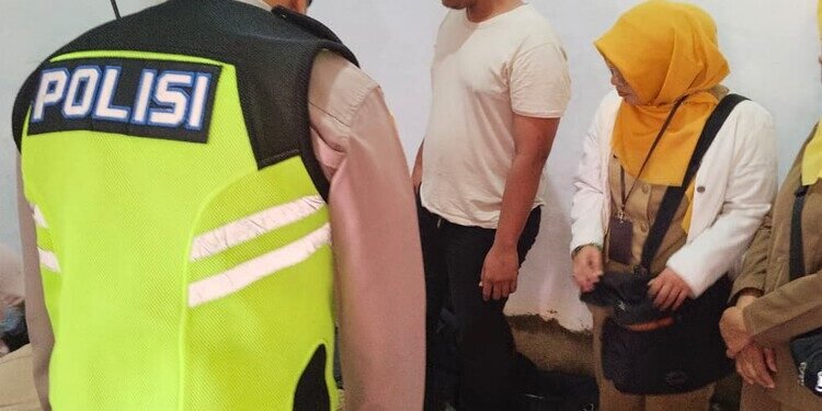 Polisi bersama petugas medis mengevakuasi jenazah mahasiswa ITS NU yang meninggal di Posko KKN di Desa Sawangan, Kecamatan Doro, Kabupaten Pekalongan, Senin, 10 Agustus 2026. (Polres Pekalongan/Lingkarjateng.id)