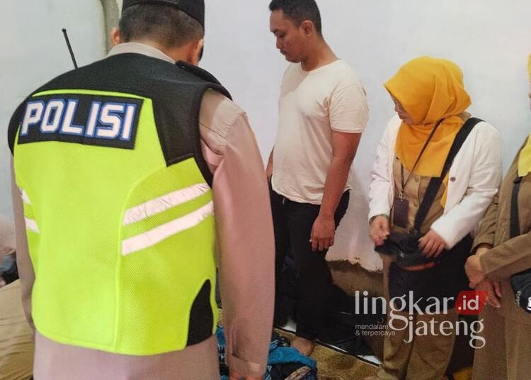 Mahasiswa Pekalongan Ditemukan Meninggal di Posko KKN, Sempat Begadang Sambil Ngopi 25 Polisi bersama petugas medis mengevakuasi jenazah mahasiswa ITS NU yang meninggal di Posko KKN di Desa Sawangan, Kecamatan Doro, Kabupaten Pekalongan, Senin, 10 Agustus 2026. (Polres Pekalongan/Lingkarjateng.id)