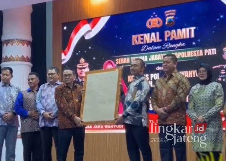 Ketua DPRD Kabupaten Pati, Ali Badrudin (kedua kanan), menghadiri acara kenal pamit Kapolresta Pati di Pendopo Kabupaten Pati, Kamis, 30 Juli 2026. (dok for lingkarjateng.id)