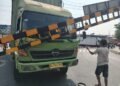 Portal pembatas kendaraan berat di kawasan Jrakah, Kecamatan Ngaliyan, Kota Semarang, kembali rusak setelah ditabrak truk, Senin, 10 Agustus 2026. (Syahril Muadz/Lingkarjateng.id)