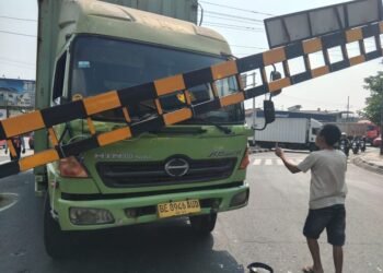 Portal pembatas kendaraan berat di kawasan Jrakah, Kecamatan Ngaliyan, Kota Semarang, kembali rusak setelah ditabrak truk, Senin, 10 Agustus 2026. (Syahril Muadz/Lingkarjateng.id)