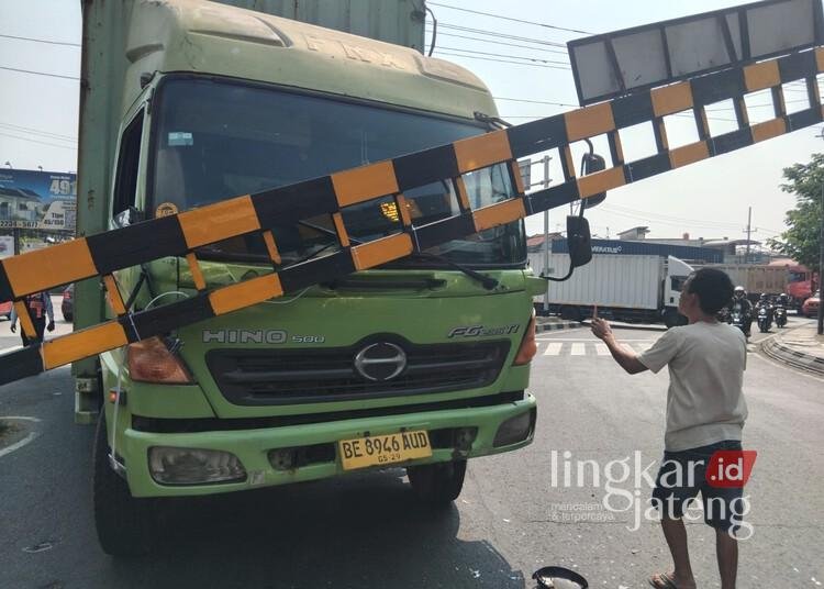 Portal pembatas kendaraan berat di kawasan Jrakah, Kecamatan Ngaliyan, Kota Semarang, kembali rusak setelah ditabrak truk, Senin, 10 Agustus 2026. (Syahril Muadz/Lingkarjateng.id)