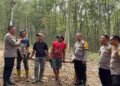 Petugas Polsek Sidorejo menyampaikan sosialisadi dan edukasi potensi karhutla kepada pekerja perkebunan PTPN I Regional 3, Kampung Sembir, Kelurahan Bugel, Kecamatan Sidorejo, Kota Salatiga pada Minggu, 9 Agustus 2026 (Polsek Sidorejo/Lingkarjateng.id)