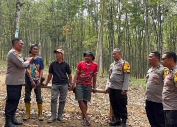 Petugas Polsek Sidorejo menyampaikan sosialisadi dan edukasi potensi karhutla kepada pekerja perkebunan PTPN I Regional 3, Kampung Sembir, Kelurahan Bugel, Kecamatan Sidorejo, Kota Salatiga pada Minggu, 9 Agustus 2026 (Polsek Sidorejo/Lingkarjateng.id)