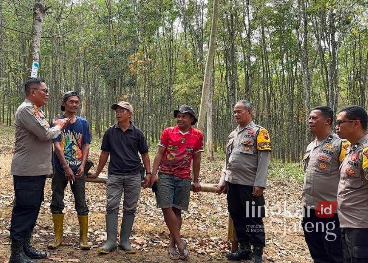 Potensi Karhutla Tinggi, Pekerja dan Pengelola Perkebunan Salatiga Diimbau Waspada 25 Petugas Polsek Sidorejo menyampaikan sosialisadi dan edukasi potensi karhutla kepada pekerja perkebunan PTPN I Regional 3, Kampung Sembir, Kelurahan Bugel, Kecamatan Sidorejo, Kota Salatiga pada Minggu, 9 Agustus 2026 (Polsek Sidorejo/Lingkarjateng.id)