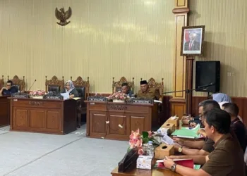Suasana rapat paripurna penyampaian pandangan umum fraksi DPRD terhadap tiga raperda PPLH, BMD, dan RTRW di gedung DPRD Kabupaten Batang pada Kamis, 27 Agustus 2026. (dok for Lingkarjateng.id)