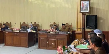 Suasana rapat paripurna penyampaian pandangan umum fraksi DPRD terhadap tiga raperda PPLH, BMD, dan RTRW di gedung DPRD Kabupaten Batang pada Kamis, 27 Agustus 2026. (dok for Lingkarjateng.id)