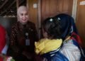 Bupati Kendal Dyah Kartika Permanasari ikut mengantar makanan tambahan (PMT) kepada anak berisiko stunting di wilayah Kecamatan Ringinarum, Kabupaten Kendal pada Selasa, 18 Agustus 2026. (Anik Kustiani/Lingkarjateng.id)