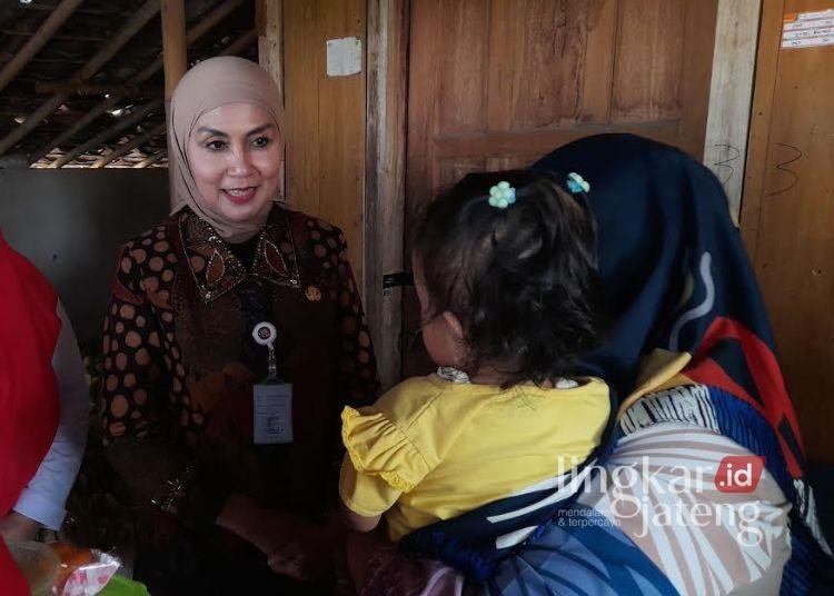 Bupati Kendal Dyah Kartika Permanasari ikut mengantar makanan tambahan (PMT) kepada anak berisiko stunting di wilayah Kecamatan Ringinarum, Kabupaten Kendal pada Selasa, 18 Agustus 2026. (Anik Kustiani/Lingkarjateng.id)