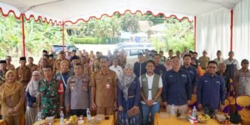 PLN UPT Purwokerto memberikan bantuan TJSLP pemanfaatan Fly Ash and Bottom Ash (FABA) menjadi paving block bagi masyarakat Desa Pesanggrahan, Kecamatan Kesugihan, Kabupaten Cilacap pada Juli 2025. (dok for Lingkarjateng.id)