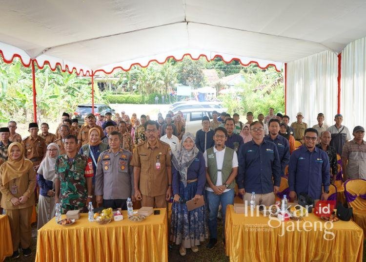 PLN UPT Purwokerto memberikan bantuan TJSLP pemanfaatan Fly Ash and Bottom Ash (FABA) menjadi paving block bagi masyarakat Desa Pesanggrahan, Kecamatan Kesugihan, Kabupaten Cilacap pada Juli 2025. (dok for Lingkarjateng.id)