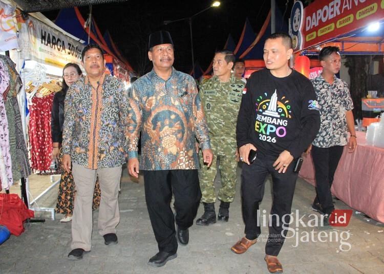 Perputaran Uang di Rembang Expo 2026 Tembus Rp4,5 Miliar, UMKM Raup Jutaan Rupiah Per Hari 25 Bupati Rembang, Harno, saat meninjau gelaran Rembang Expo 2026. (Vicky Rio/Lingkarjateng.id)