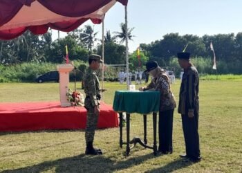 Bupati Kendal, Dyah Kartika Permanasari dan Dandim 0715/Kendal menandatangani berita acara penutupan TMMD Sengkuyung Tahap III Tahun 2026 di Desa Wonosari, Kecamatan Patebon, Kabupaten Kendal pada Kamis, 13 Agustus 2026. (Anik Kustiani/Lingkarjateng.id)