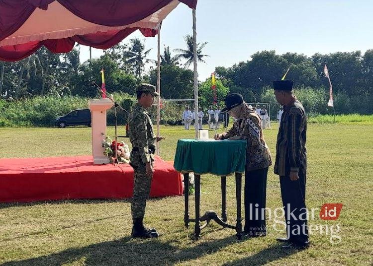 Bupati Kendal, Dyah Kartika Permanasari dan Dandim 0715/Kendal menandatangani berita acara penutupan TMMD Sengkuyung Tahap III Tahun 2026 di Desa Wonosari, Kecamatan Patebon, Kabupaten Kendal pada Kamis, 13 Agustus 2026. (Anik Kustiani/Lingkarjateng.id)