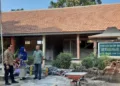 Plt Kepala Disdikpora Kudus, Anggun Nugroho, saat meninjau pelaksanaan revitalisasi bangunan SDN 1 Getassrabi, Kecamatan Gebog, Kabupaten Kudus, Selasa, 18 Agustus 2026. (Antara/Lingkarjateng.id)