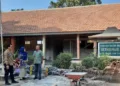 Plt Kepala Disdikpora Kudus, Anggun Nugroho, saat meninjau pelaksanaan revitalisasi bangunan SDN 1 Getassrabi, Kecamatan Gebog, Kabupaten Kudus, Selasa, 18 Agustus 2026. (Antara/Lingkarjateng.id)