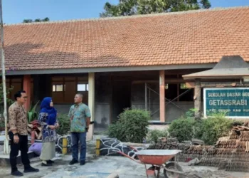 Plt Kepala Disdikpora Kudus, Anggun Nugroho, saat meninjau pelaksanaan revitalisasi bangunan SDN 1 Getassrabi, Kecamatan Gebog, Kabupaten Kudus, Selasa, 18 Agustus 2026. (Antara/Lingkarjateng.id)