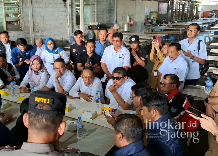 Tak Gubris Arahan Pemerintah, PT Victoria Apparel Semarang Tetap Bayar Pesangon Buruh Separuh 25 Penasihat Khusus Presiden Bidang Ketenagakerjaan dan Kesejahteraan Buruh, Said Iqbal, saat beraudiensi dengan perwakilan perusahaan dan buruh PT Victoria Apparel, Kota Semarang, Senin, 28 Juli 2026. (Rizky Syahrul Al-Fath/Lingkarjateng.id)