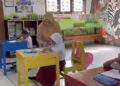 Guru Kelas 1 di SD Negeri Piyanggang 01 Kecamatan Sumowono, Kabupaten Semarang tetap semangat mendidik siswa baru meski hanya tiga siswa. Foto: Hesty Imaniar/Lingkar