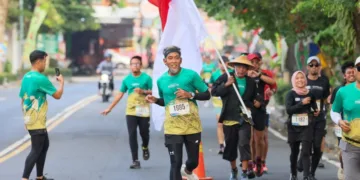 Sekda Jawa Tengah, Sumarno, mengikuti Borobudur Friendship Run 5K dalam penutupan HUT ke-81 Jateng di Alun-alun Kidul Kabupaten Boyolali, Minggu, 30 Agustus 2026. (Humas Pemprov Jateng/Lingkarjateng.id)