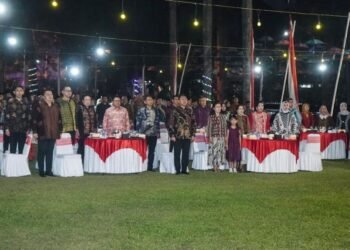 Sejumlah tamu undangan mengheningkan cipta untuk mendoakan masyarakat Nusa Tenggara Timur (NTT) yang terdampak gempa bumi saat malam resepsi HUT ke-81 Republik Indonesia di Halaman Kantor Pemkot Salatiga, Senin, 17 Agustus 2026 malam. (Prokompim Setda Salatiga/Lingkarjateng.id)