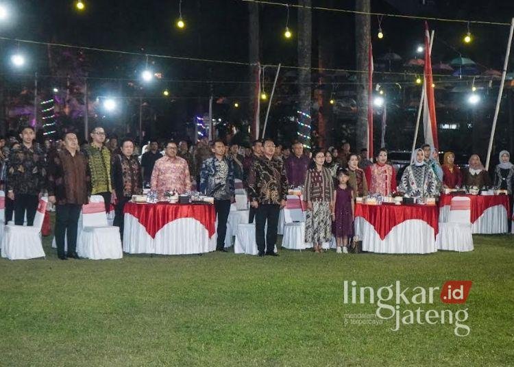 Sejumlah tamu undangan mengheningkan cipta untuk mendoakan masyarakat Nusa Tenggara Timur (NTT) yang terdampak gempa bumi saat malam resepsi HUT ke-81 Republik Indonesia di Halaman Kantor Pemkot Salatiga, Senin, 17 Agustus 2026 malam. (Prokompim Setda Salatiga/Lingkarjateng.id)