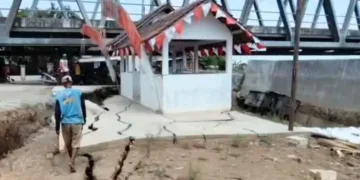 POTRET: Retakan tanah imbas sempadan Sungai Silugonggo Desa Tondomulyo, Kecamatan Jakenan, Kabupaten Pati yang retak karena debit air menyusut, Senin, 24 Agustus 2026. (dok for Lingkarjateng.id)