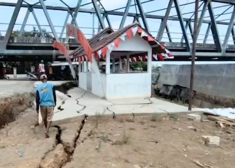 POTRET: Retakan tanah imbas sempadan Sungai Silugonggo Desa Tondomulyo, Kecamatan Jakenan, Kabupaten Pati yang retak karena debit air menyusut, Senin, 24 Agustus 2026. (dok for Lingkarjateng.id)