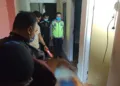 Petugas Polres Salatiga meninjau lokasi penemuan mayat di rumah kos di wilayah Kemiri II, Kecamatan Sidorejo, Rabu, 26 Agustus 2026 malam. ( Polres Salatiga/Lingkarjateng.id)