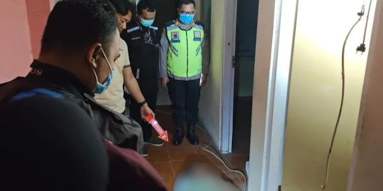 Petugas Polres Salatiga meninjau lokasi penemuan mayat di rumah kos di wilayah Kemiri II, Kecamatan Sidorejo, Rabu, 26 Agustus 2026 malam. ( Polres Salatiga/Lingkarjateng.id)
