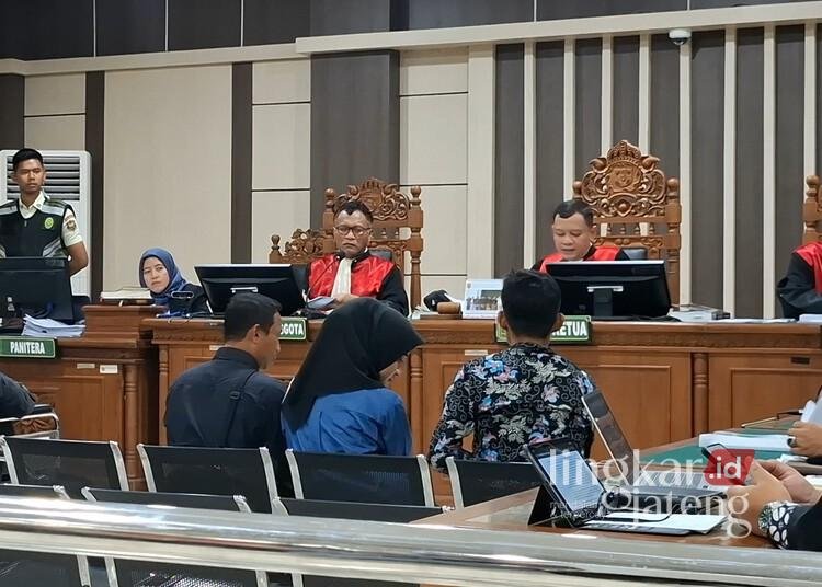 Sidang Sudewo, Saksi Ungkap Setoran Rp225 Juta untuk Daftar Perangkat Desa 25 Sejumlah saksi dihadirkan dalam sidang dugaan korupsi yang menjerat Bupati Pati nonaktif Sudewo di Pengadilan Tipikor Kota Semarang, Senin, 10 Agustus 2026. (Rizky Syahrul Al-Fath/Lingkarjateng.id)