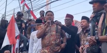 Soal Demo di Pati, DPRD Minta Warga Tak Mudah Terprovokasi Pihak Lain 10 Ketua DPRD Kabupaten Pati, Ali Badrudin, menemui massa demo di depan kantor DPRD setempat pada Kamis, 13 Agustus 2026. (dok Lingkarjateng.id)
