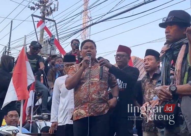 Ketua DPRD Kabupaten Pati, Ali Badrudin, menemui massa demo di depan kantor DPRD setempat pada Kamis, 13 Agustus 2026. (dok Lingkarjateng.id)