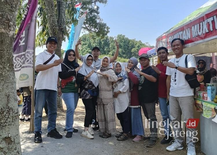 Stand UMKM lokal di event Bupati Cup KPXC 2026 di kawasan Curug Sewu, Kabupaten Kendal. (Anik Kustiani/Lingkarjateng.id)