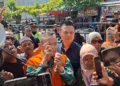 Bupati Pati nonaktif Sudewo menemui pendukungnya di depan Gedung Pengadilan Tipikor Semarang, Senin, 24 Agustus 2026. (Syahril Muadz/Lingkarjateng.id)