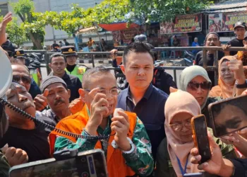 Bupati Pati nonaktif Sudewo menemui pendukungnya di depan Gedung Pengadilan Tipikor Semarang, Senin, 24 Agustus 2026. (Syahril Muadz/Lingkarjateng.id)