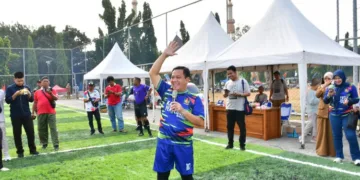 Plt Bupati Pekalongan, Sukirman, saat meresmikan pembukaan fasilitas lapangan mini soccer di Alun-alun Kajen, Kabupaten Pekalongan, Selasa, 18 Agustus 2026. (Fahri Akbar/Lingkarjateng.id)