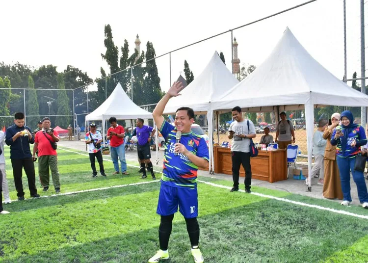 Plt Bupati Pekalongan, Sukirman, saat meresmikan pembukaan fasilitas lapangan mini soccer di Alun-alun Kajen, Kabupaten Pekalongan, Selasa, 18 Agustus 2026. (Fahri Akbar/Lingkarjateng.id)