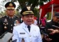Plt Bupati Pekalongan, Sukirman, memberi keterangan kepada awak media terkait proses seleksi JPTP usai upacara HUT ke-81 RI di Alun-alun Kajen, Senin, 17 Agustus 2026. (Fahri Akbar/Lingkarjateng.id)
